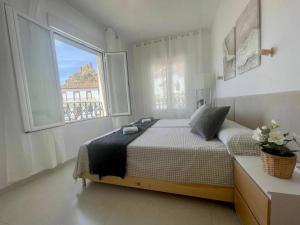 una camera da letto con un letto e una grande finestra di Mirador Castillo Belmez a Bélmez
