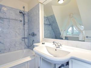 Koupelna v ubytování Heidehaus von Appartements & Mehr