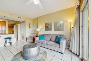 オレンジビーチにあるTidewater 105のソファとテーブルのあるリビングルーム
