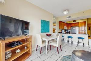 オレンジビーチにあるTidewater 105のリビングルーム(テーブル、テレビ付)、キッチン