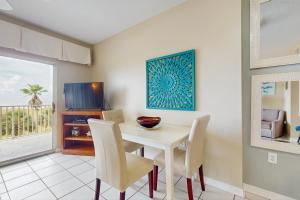 オレンジビーチにあるTidewater 105のテーブルと椅子とテレビのあるダイニングルーム +7枚の写真