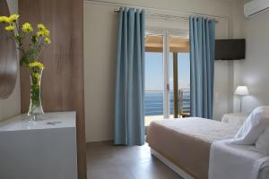 Ένα ή περισσότερα κρεβάτια σε δωμάτιο στο Romantic Villa Gialos Over Mikros +10 φωτογραφίες