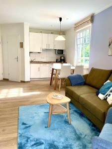 un salon avec un canapé et une table dans l'établissement Haus Ostseewelle Wohnung Nr. 2, à Kühlungsborn