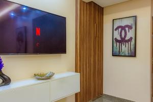 een woonkamer met een flatscreen-tv aan de muur bij 2 bedrooms abouab gueliz in Marrakesh +9 foto's