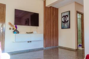 een woonkamer met een tv aan de muur bij 2 bedrooms abouab gueliz in Marrakesh