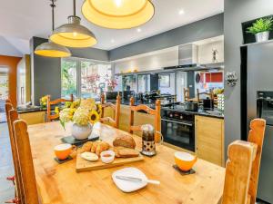 una cocina con una mesa de madera con comida. en 2 Bed in Thornton 75164, en Thornton