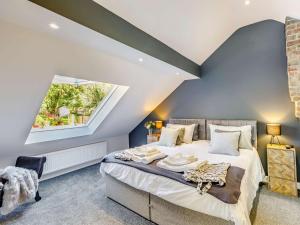 Un dormitorio con una cama grande y una ventana. en 2 Bed in Thornton 75164, en Thornton