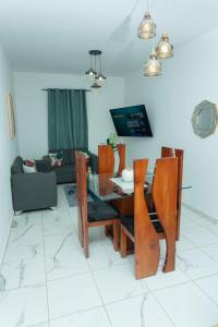Una mesa de comedor y sillas en una sala de estar. en Ventura Living, en Nagua