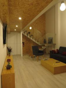 un salon avec un canapé et une table dans l'établissement Porto Encanto- 7 Bedrooms, à Porto