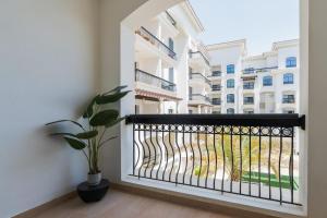 Μπαλκόνι ή βεράντα στο Elegant Studio with Pool & Golf Views in Ansam