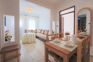 Una cama o camas en una habitación de Dar Si Driss 26 fotos más