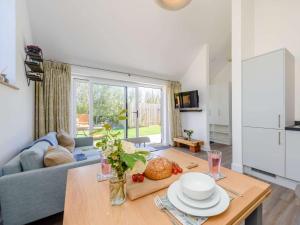 ウーラクームにある1 Bed in Woolacombe 82341のソファとテーブルのあるリビングルーム +8枚の写真