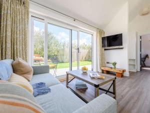 una sala de estar con un sofá y una mesa en 1 Bed in Woolacombe 82341, en Woolacombe