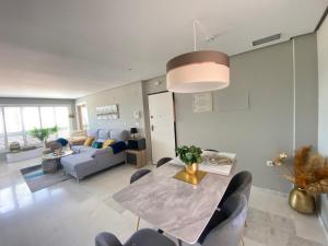 ein Wohnzimmer mit Tisch und Couch in der Unterkunft Casita Luxury- Grecia 3- Precioso apartamento en Hacienda del Alamo in Los Guerreros + 32 Fotos