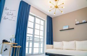 een woonkamer met een bank en een raam bij Spacious Studio Rooftop Pool & Bar with Ocean View in Miami Beach