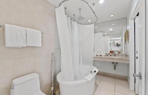 een badkamer met toilet, douche en wastafel bij Spacious Studio Rooftop Pool & Bar with Ocean View in Miami Beach