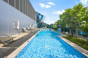 Πισίνα στο ή κοντά στο Downtown Suite l Elegant 1BR with Canal & City View l Central l Near Dubai Mall