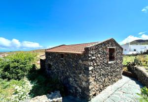 モカナルにあるEncantadora casa rural con altilloの赤い屋根の石造りの建物 +8枚の写真