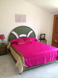 ジッツェリーアにあるAlhambraの大型ベッド(ピンクの毛布付)