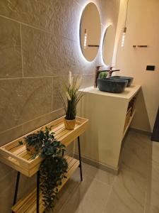 une salle de bain avec un lavabo et un miroir dans l'établissement Fm Luxury villa Amalfitana con Playa artificial, pisicna privada, à Melgar