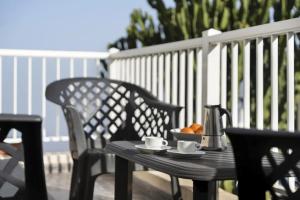 TesbaboにあるApartamento Acogedor en la isla de el Hierroのテーブル(カップ付)、バルコニー(フルーツ1杯付) +13枚の写真