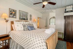 Voodi või voodid majutusasutuse Breeze Inn by Tybee Cottages toas +40 fotot