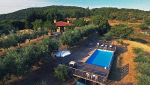 - une vue aérienne sur une maison avec une piscine dans l'établissement Casa Vacanza Le Corniole, à Civitella in Val di Chiana