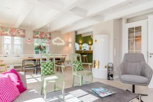 a living room with a table and chairs at Hummerklippen b in Süderende