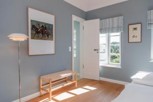 a room with a bed and a table and a window at Hummerklippen b in Süderende