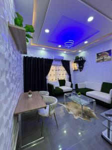 KikaGr appartement1的一间拥有紫色天花板的客厅