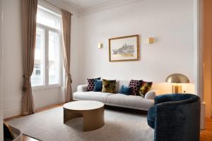 un soggiorno con un divano e un tavolo di Boavista Gem Villa a Porto