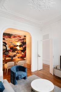 un soggiorno con tavolo e un dipinto sul muro di Boavista Gem Villa a Porto