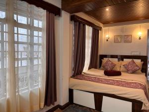 Una cama o camas en una habitación de Manzil by Mulaqat