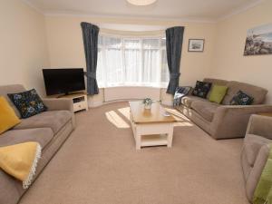 Una sala de estar con dos sofás y un televisor. en 3 Bed in Dawlish 72972, en Dawlish