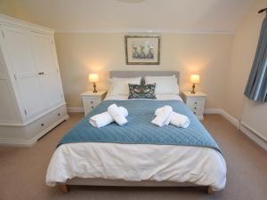 Un dormitorio con una cama con dos toallas encima. en 3 Bed in Dawlish 72972, en Dawlish