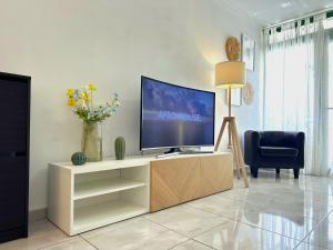 TV a/nebo společenská místnost v ubytování Las Olas DM cozy 2-bedrooms apartment