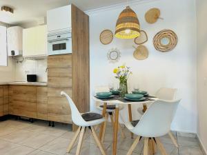 Kuchyň nebo kuchyňský kout v ubytování Las Olas DM cozy 2-bedrooms apartment