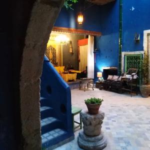 un soggiorno con una parete blu e un patio di Kenza a Sousse