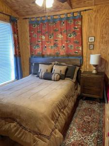 Ένα ή περισσότερα κρεβάτια σε δωμάτιο στο Buttercup Guest House - Pool & Hot Tub - Views