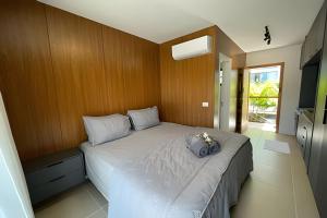 a bedroom with a bed with a blue bag on it at MAR DÁ LIBERDADE com Amerigo Vespucci in Morro de São Paulo