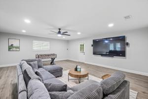 Μια τηλεόραση ή/και κέντρο ψυχαγωγίας στο 5BD Modern Farmhouse Retreat Sleeps 12