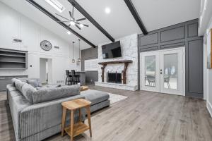 Μια τηλεόραση ή/και κέντρο ψυχαγωγίας στο 5BD Modern Farmhouse Retreat Sleeps 12
