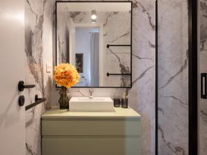 un bagno con lavandino e specchio di Boavista Gem Villa a Porto Altre 64 foto