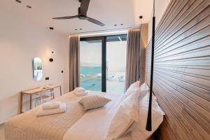 ein Schlafzimmer mit einem Bett mit Blick auf das Meer in der Unterkunft Eleage Villas in Lefkada Town + 55 Fotos