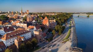 an aerial view of a city next to the water at Apartament GB przy PCK 3A z bezpłatnym parkingiem by Gingerbread Apartments in Toruń