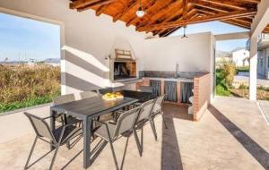 OpuzenにあるVilla Dolina apartmentのパティオ(テーブル、椅子付)、