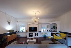 a living room with a couch and a chandelier at Appartement privatif exceptionnel en Drôme provençale in Montélimar