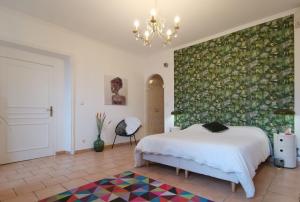 a bedroom with a white bed and a floral wall at Appartement privatif exceptionnel en Drôme provençale in Montélimar +16 photos