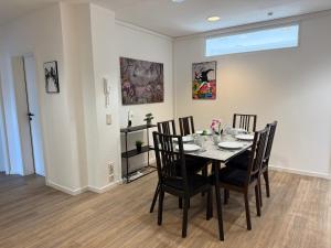 ハッタースハイムにあるModern Stay Hattersheim with four bedroomsのテーブルと椅子のあるダイニングルーム