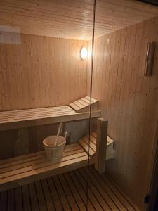 Mountain home with sauna في سوتريو: ساونا مع صحن في منتصفها